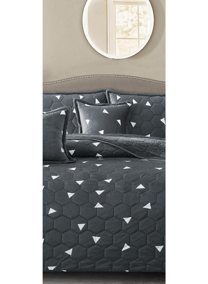 Horse compressed double quilt set made of soft velvet to give you warmth and comfort - Image 3
