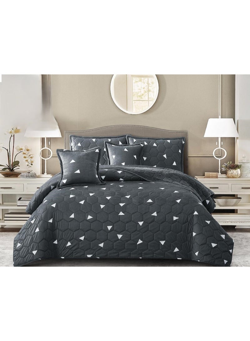 Horse compressed double quilt set made of soft velvet to give you warmth and comfort - Image 1