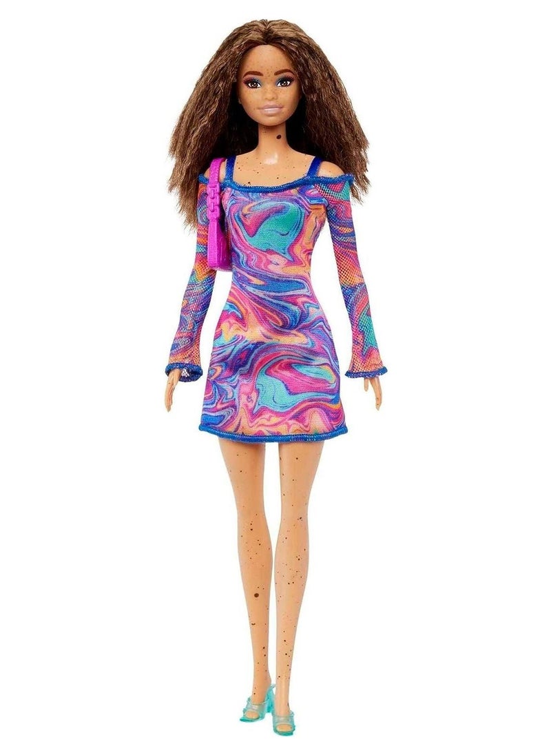 Barbie Fashionistas Doll #206 with Crimped Hair & Freckles, Rainbow Marble-Print Dress, Green Mules & Purse  - Image 4