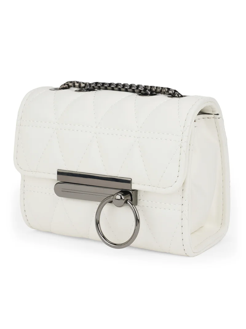 جلو باص حقيبة نسائية بيضاء مبطنة مربعة صغيرة بحزام كتف بسلسلة معدنية