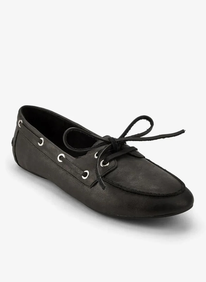 سيليست حذاء نسائي سهل الارتداء بتفاصيل رباط