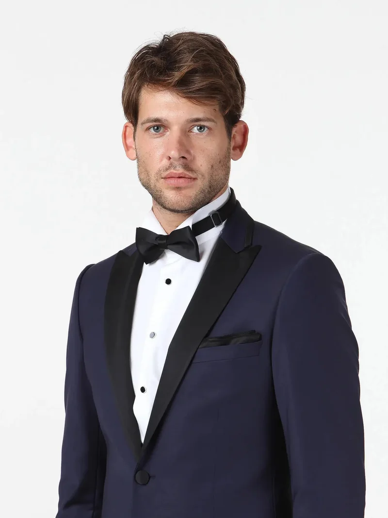 كيب بدلة توكسيدو من ساكس بقصة ضيقة وصفين من الأزرار وياقة منسوجة