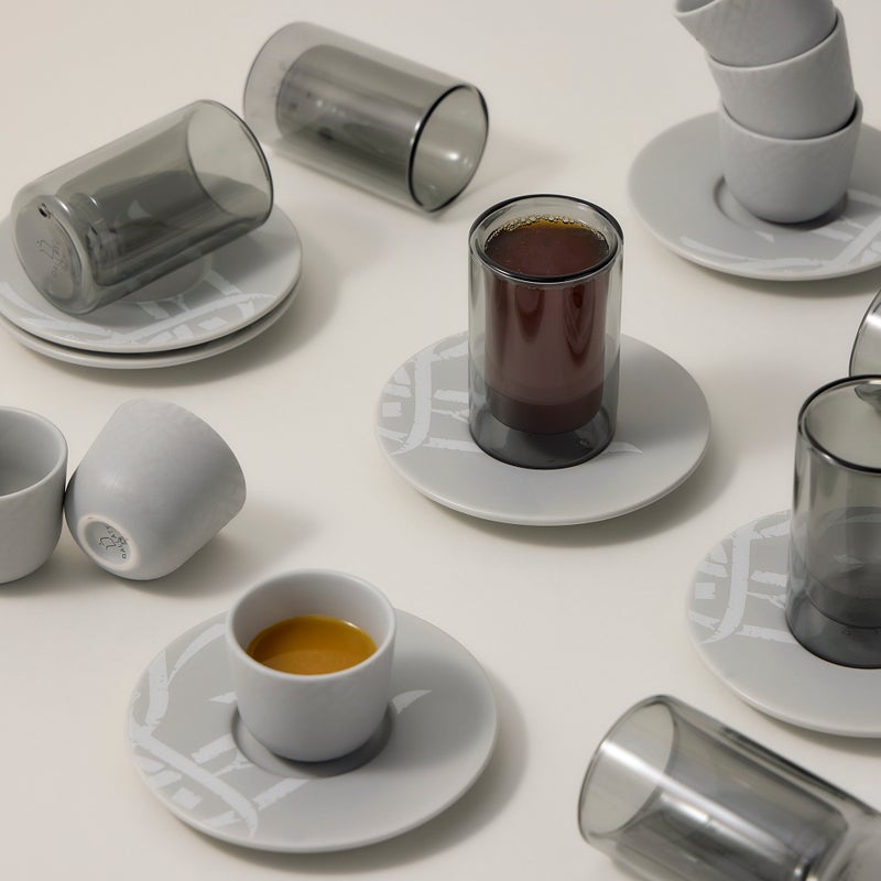 دلتي طقم أكواب شاي وفناجين قهوة سعودية زجاج وبورسلان رمادي 18 قطعة - Image 4
