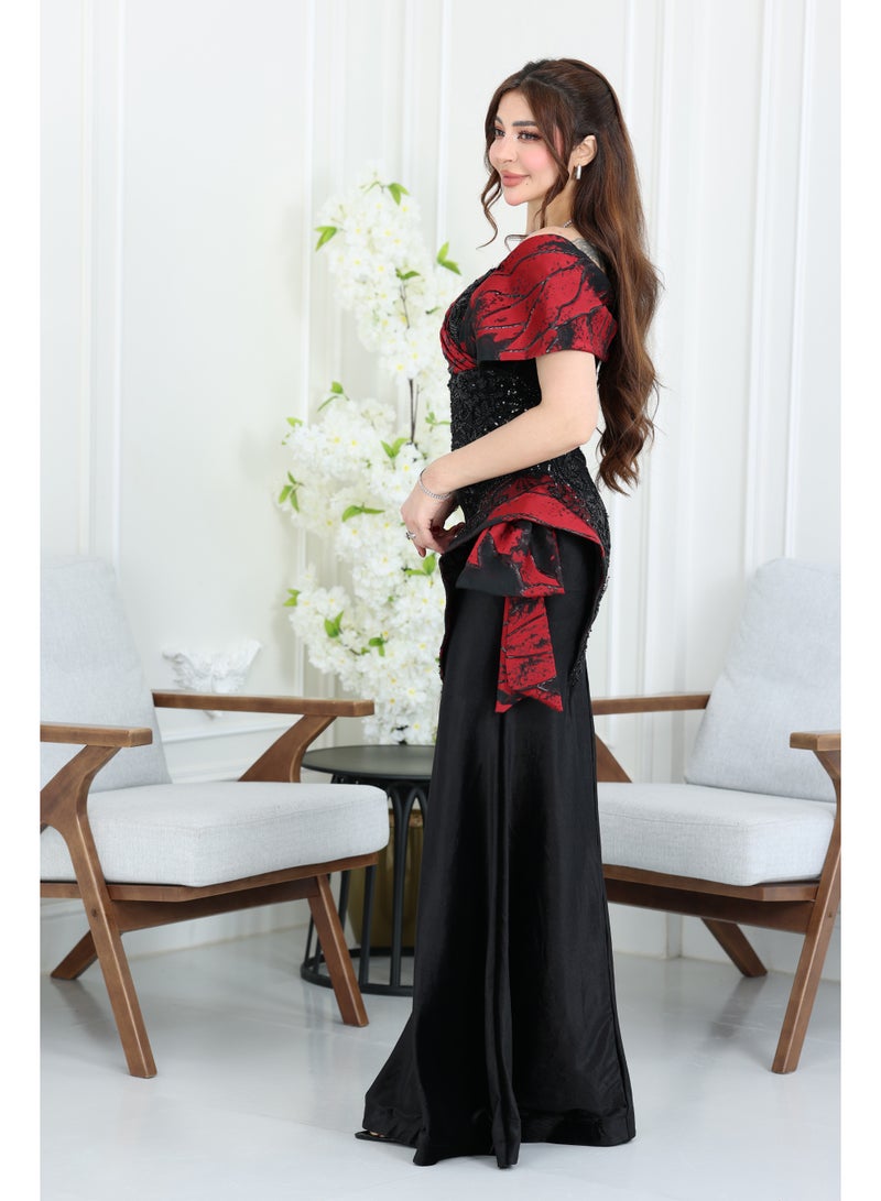 المصمم الحديث فستان مخمل ملكي طويل بتصميم يتميز بـ قصة أنيقة اللي تبرز جمال القوام وتمنحك إطلالة آسرة ومختلفة. - Image 2