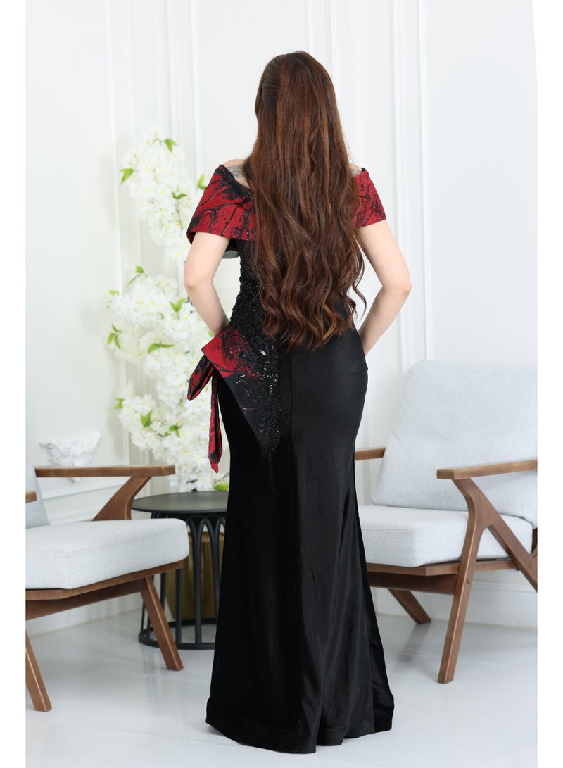 المصمم الحديث فستان مخمل ملكي طويل بتصميم يتميز بـ قصة أنيقة اللي تبرز جمال القوام وتمنحك إطلالة آسرة ومختلفة. - Image 3