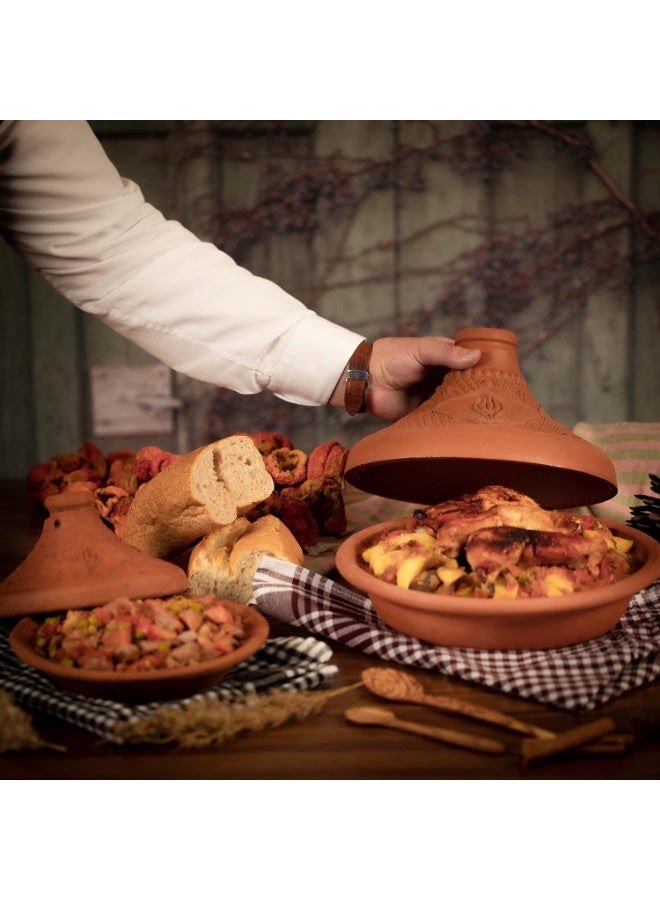 لوكسيول طاجن مغربي يدوي من لوكسيول – مصنوع بالكامل من طين طبيعي 100% خالي من الرصاص – وعاء طهي من الفخار البيئي الآمن والصحي – مناسب للاستخدام في الفرن وعلى الغاز والكهرباء (مع موزع حرارة) – تصميم مغربي تقليدي بغطاء مخروطي وقاعدة واسعة – يحافظ على الرطوبة والحرارة لتحضير أطباق لذيذة وغنية بالنكهات – طقم مكوّن من قطعتين: قاعدة وغطاء – متوفر بحجم كبير جدًا (32x25 سم)، كبير (29x21 سم)، متوسط (26x18 سم)، صغير (21x12 سم) – بتصميمين: عادي طبيعي أو منقوش مزخرف – مصنوع يدويًا في تركيا بجودة عالية – آمن تمامًا للصحة وغير مصقول – مثالي لطهي الطواجن، اليخنات، الخضروات، اللحوم، الدواجن، الأسماك – تصميم مميز لمن يحبون الطهي الشرقي التقليدي – هدية فريدة لعشاق المطبخ المغربي - Image 3