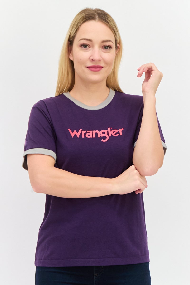 Wrangler تي شيرت نسائي بياقة دائرية وأكمام قصيرة بشعار العلامة التجارية، بنفسجي - Image 1