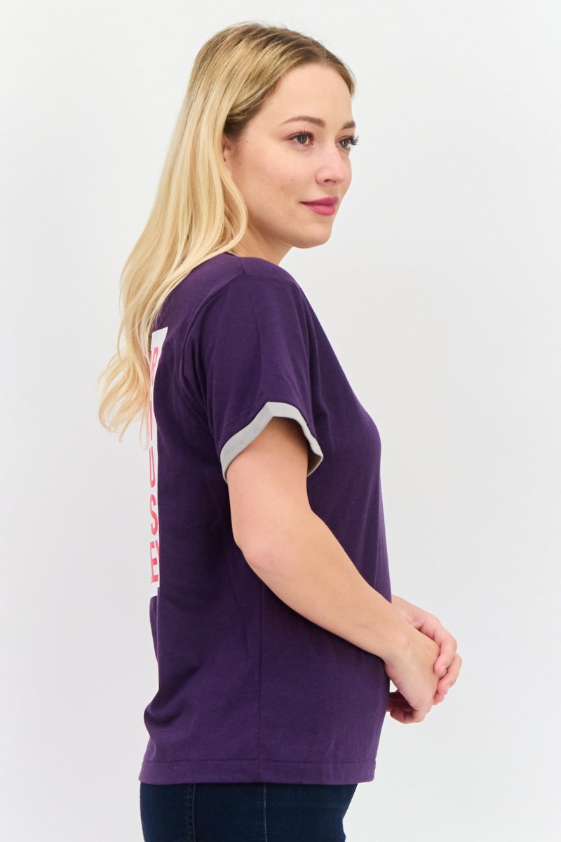 Wrangler تي شيرت نسائي بياقة دائرية وأكمام قصيرة بشعار العلامة التجارية، بنفسجي - Image 2