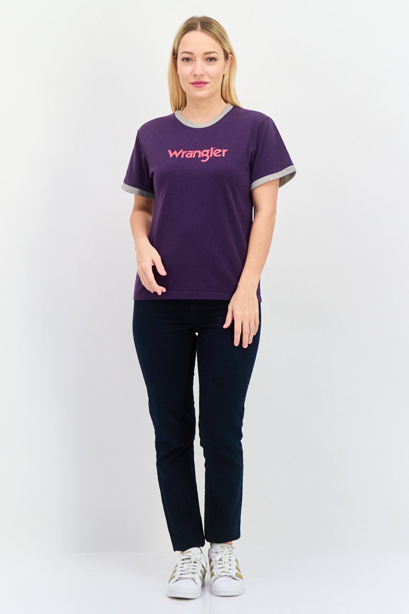 Wrangler تي شيرت نسائي بياقة دائرية وأكمام قصيرة بشعار العلامة التجارية، بنفسجي - Image 4