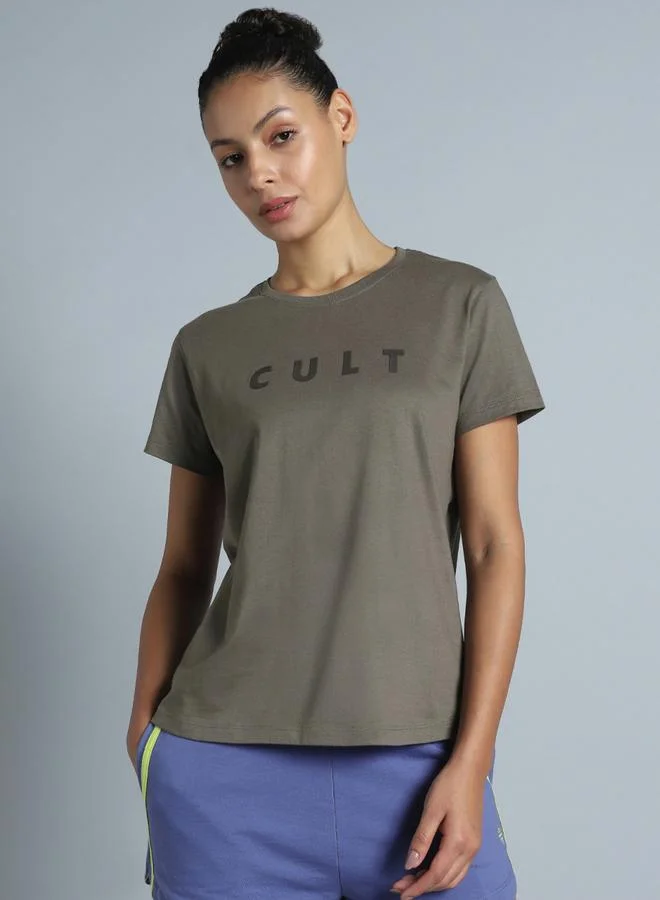 كالت تيشرت بطبعة العلامة التجارية