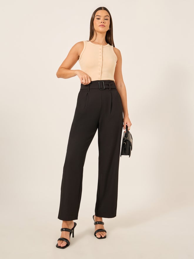 ستايلي بلوزة بدون أكمام محبوكة بياقة دائرية وتفاصيل أزرار - Image 2