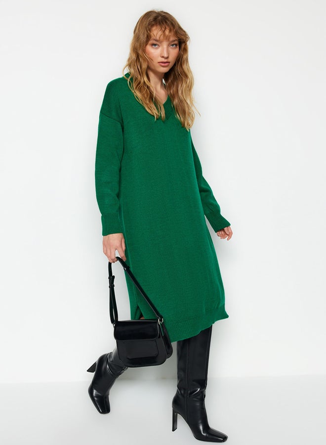 trendyol فستان ماكسي محبوك بلون أخضر زمردي بنمط واسع - Image 1