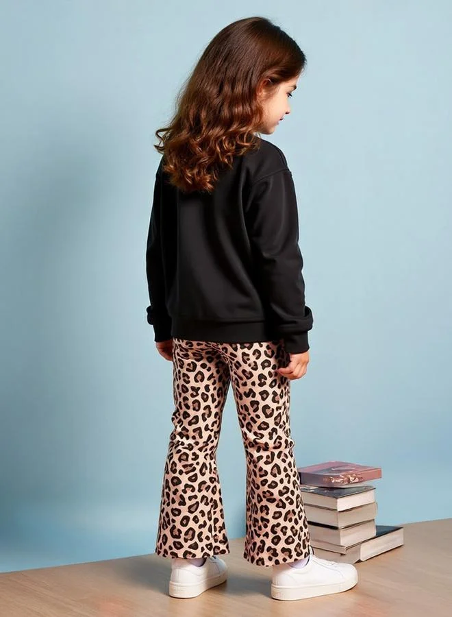 تايك تو طقم من سويت شيرت بطبعة جرافيك مع بنطال مطبع ليوبارد