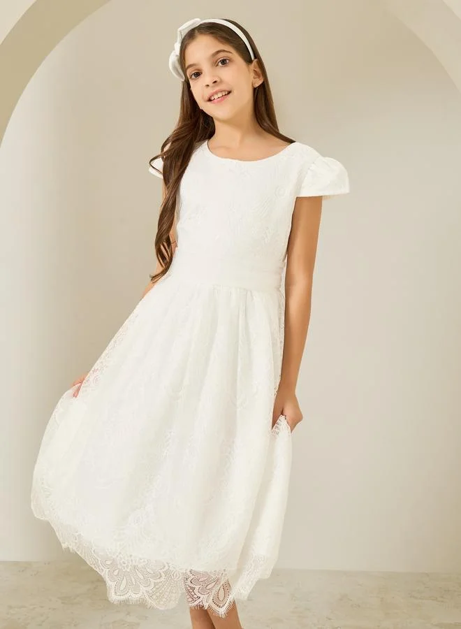 ستايلي فستان بتفاصيل دانتيل وأكمام قصيرة