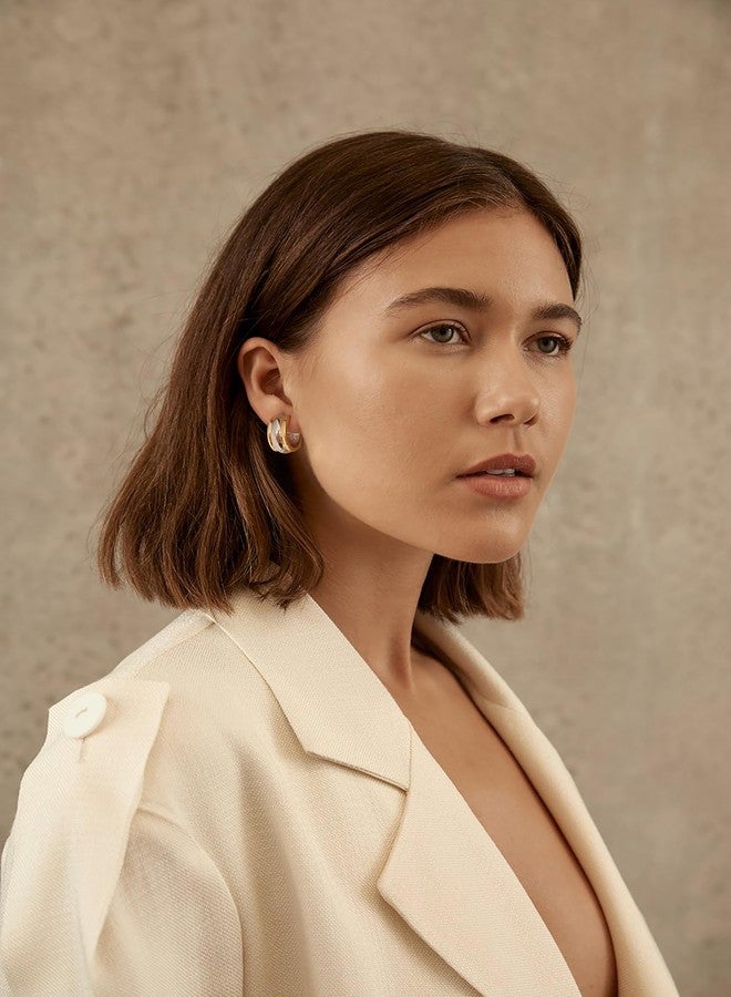 ليلي آند وايت أقراط حلقية ثنائية اللون من LILIE&WHITE للنساء، بتصميم حلقي سميك على شكل حرف C، باللونين الذهبي والفضي. - Image 2