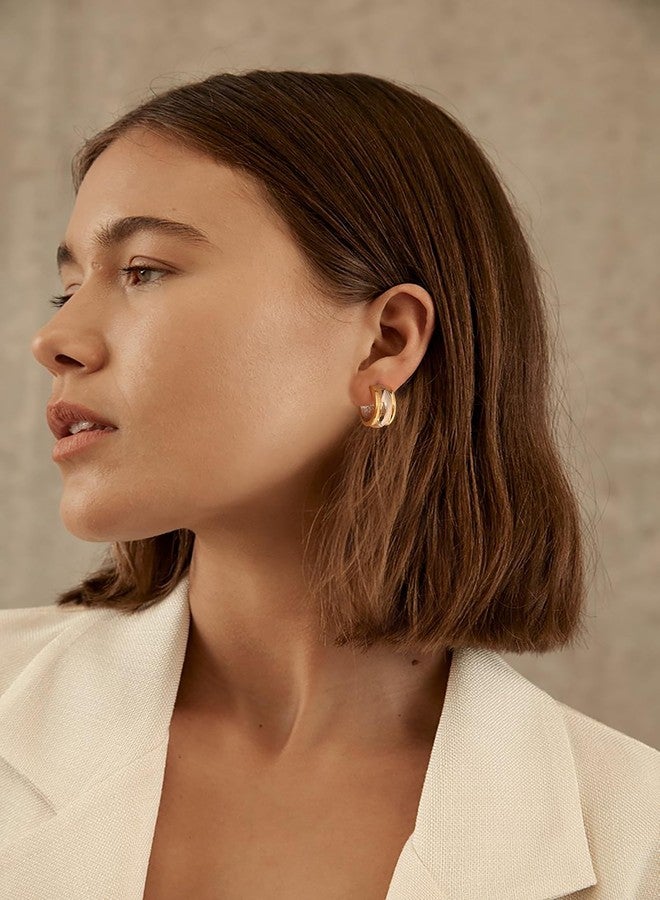 ليلي آند وايت أقراط حلقية ثنائية اللون من LILIE&WHITE للنساء، بتصميم حلقي سميك على شكل حرف C، باللونين الذهبي والفضي. - Image 3