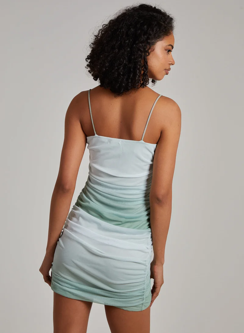 بينك فانيلا فستان قصير مكشكش بحمالات متقاطعة بتدرج لوني