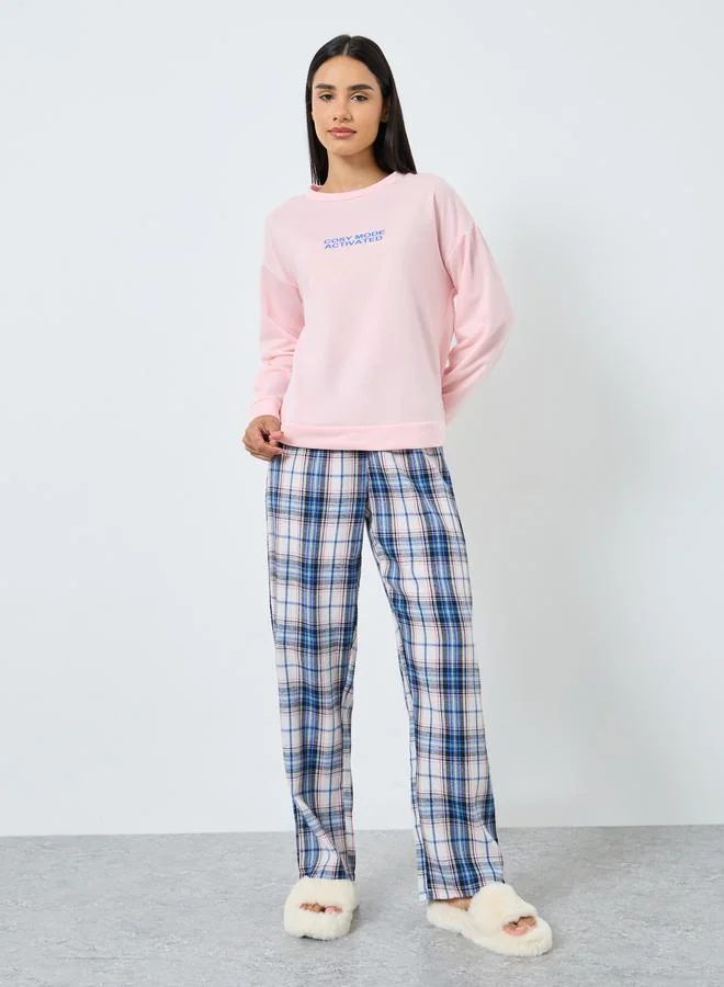 ستايلي طقم بيجاما من تيشيرت بعبارة مطبوعة وبنطال بنقشة مربعات