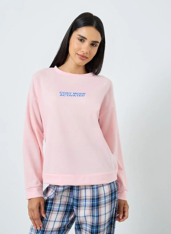 ستايلي طقم بيجاما من تيشيرت بعبارة مطبوعة وبنطال بنقشة مربعات