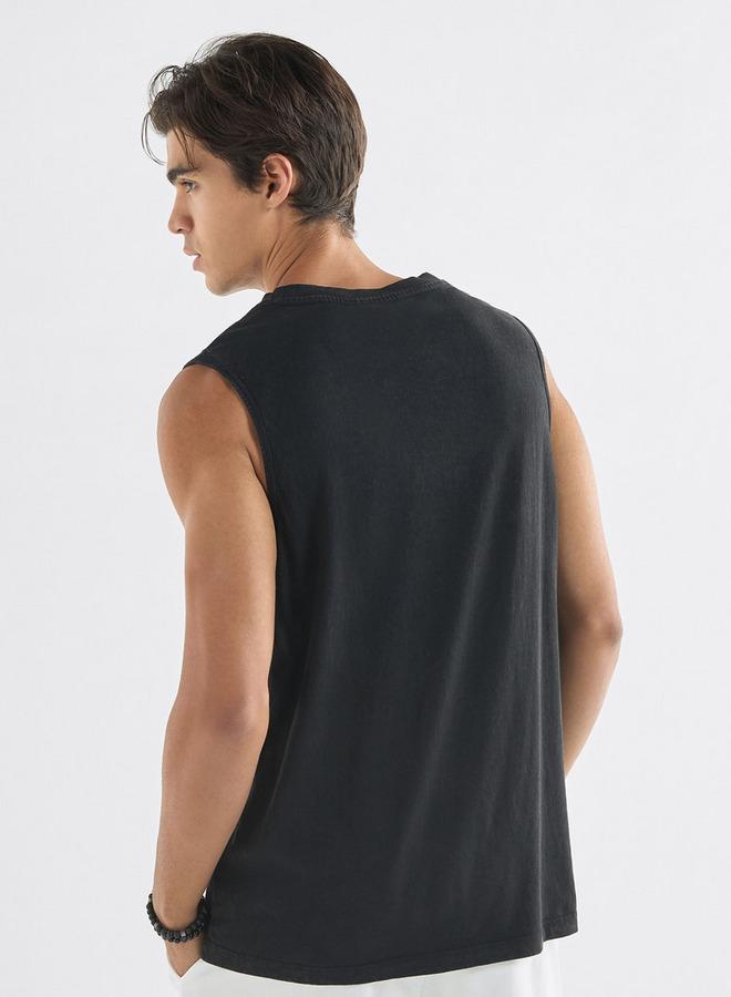 سبلاش فيڤ تيشيرت دون أكمام بياقة ضيّقة وطبعات تايبوجرافيك - Image 3