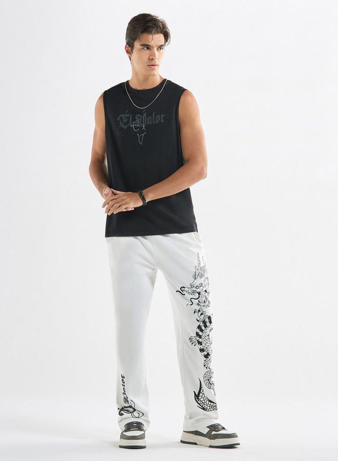 سبلاش فيڤ تيشيرت دون أكمام بياقة ضيّقة وطبعات تايبوجرافيك - Image 2