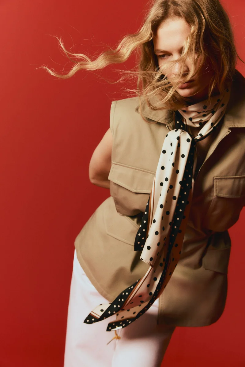 اتش اند ام وشاح مزيّن بطبعة