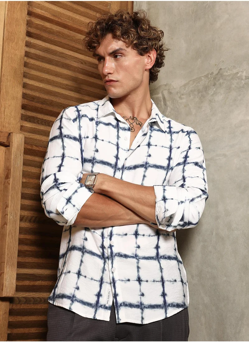 كامبوس سوترا Campus Sutra Men's Chalk White & Indigo Blue Dye-Check Regular Shirt For Casual Wear | Spread Collar | Long Cuffed Sleeves | Button Closure | Shirt Crafted With Comfort Fit For Everyday Wear