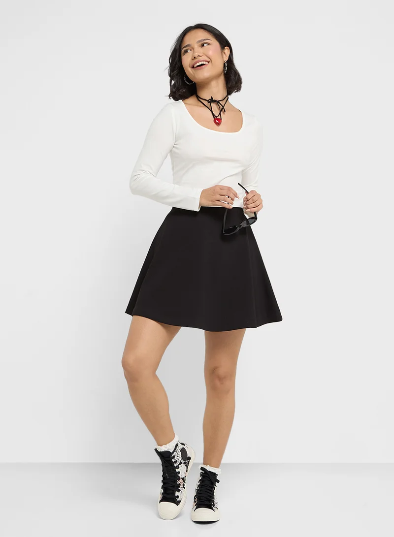 جينجر بيسيكس Scoop Neck Long Sleeves Crop Top