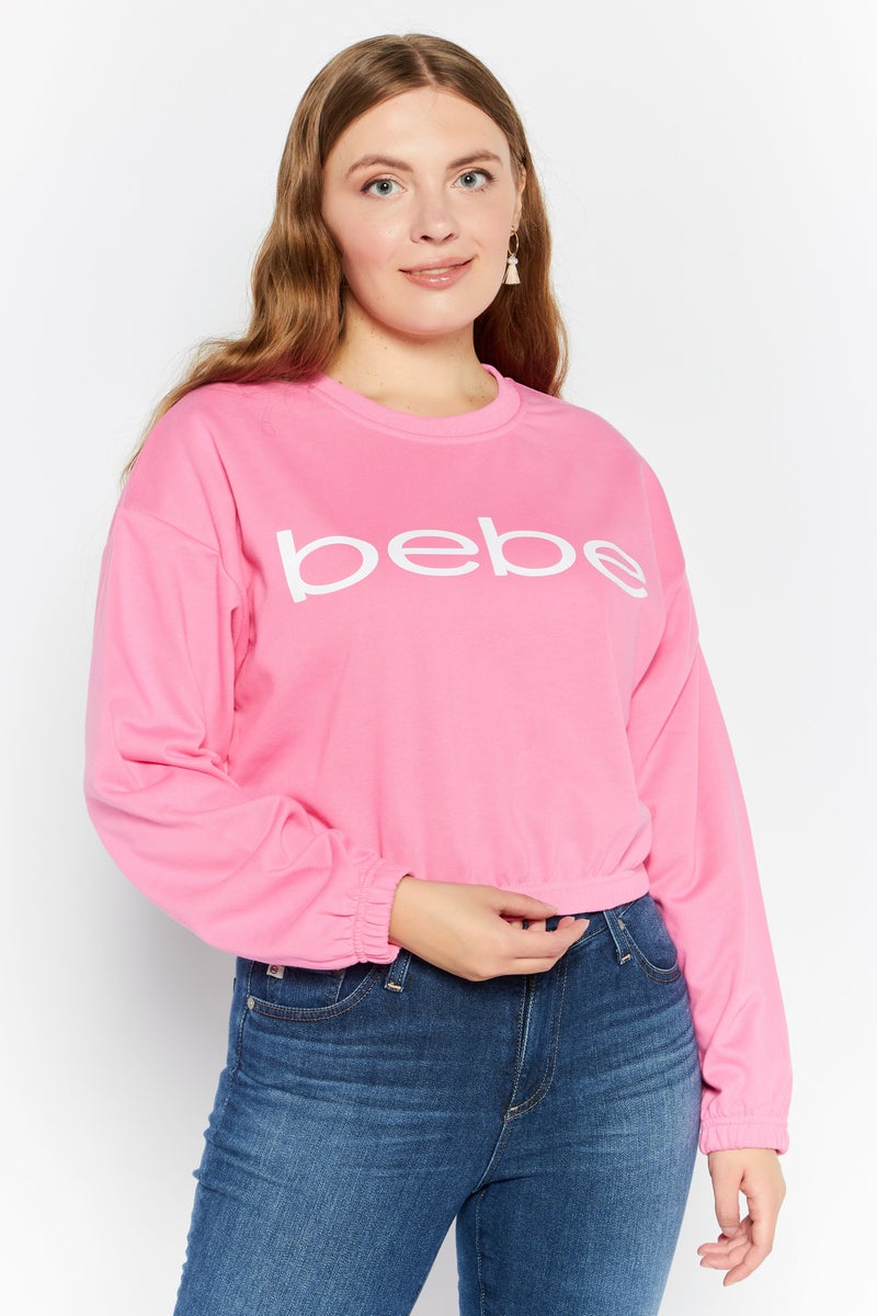 bebe سويت شيرت قصير بقلنسوة دائرية للنساء بشعار العلامة التجارية، وردي - Image 1