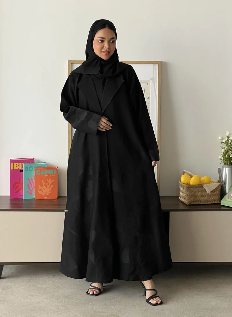 عبايات لوسين عباية بليزر سوداء بتطريز أسود أنيق أسفل العباية وعلى الأكمام