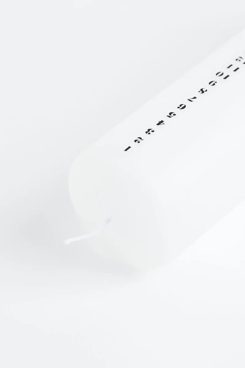 اتش اند ام شمعة بتصميم رزنامة