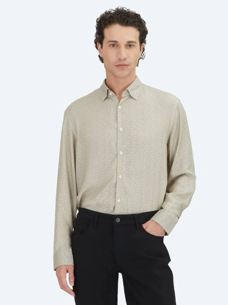 كيب قميص بيج بقصة عادية، مصنوع من القطن الخالص 100%، مناسب للإطلالات الكاجوال.