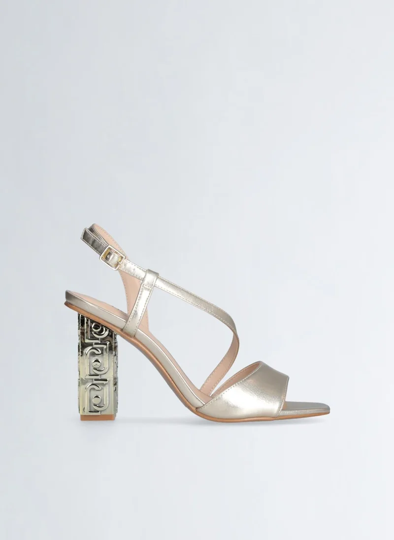 ليو جو صندل بكعب مزيّن بشعار الماركة