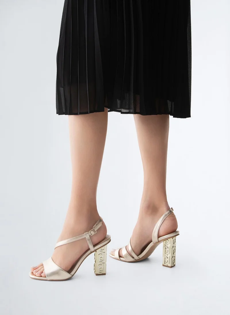 ليو جو صندل بكعب مزيّن بشعار الماركة