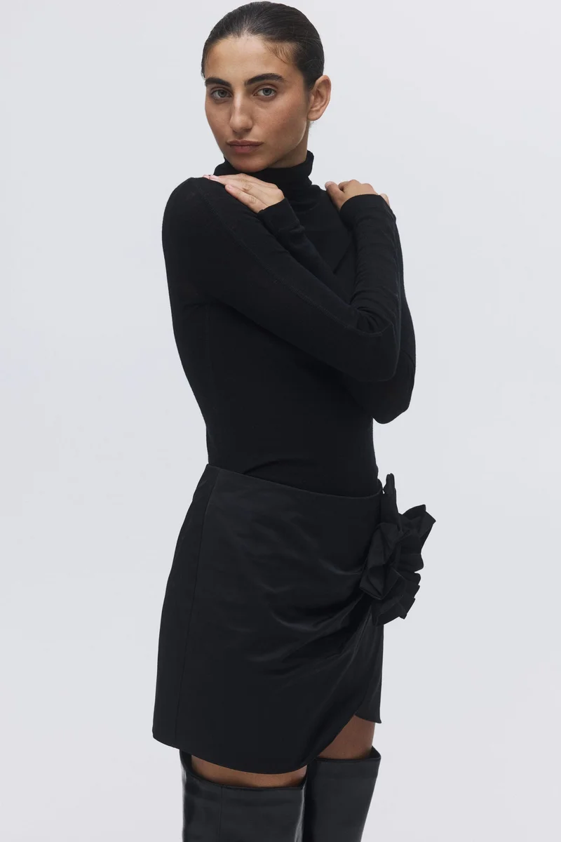 اتش اند ام تنورة ميني مُزخرفة