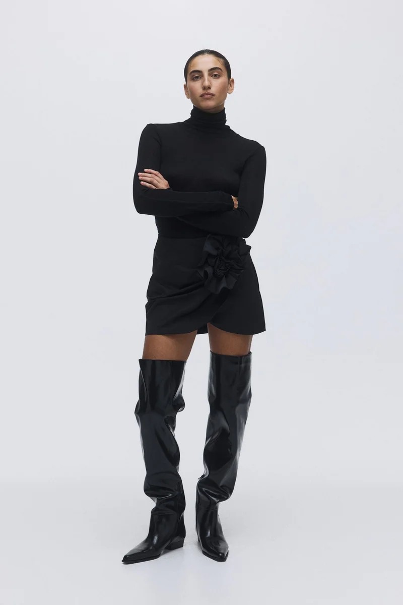 اتش اند ام تنورة ميني مُزخرفة