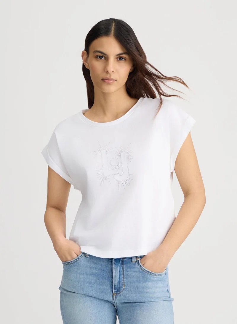 ليو جو تي شيرت مزين بشعار الماركة وأحجار