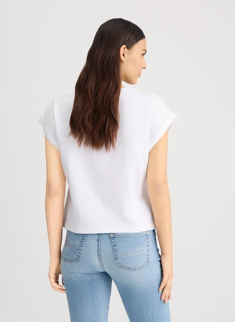 ليو جو تي شيرت مزين بشعار الماركة وأحجار