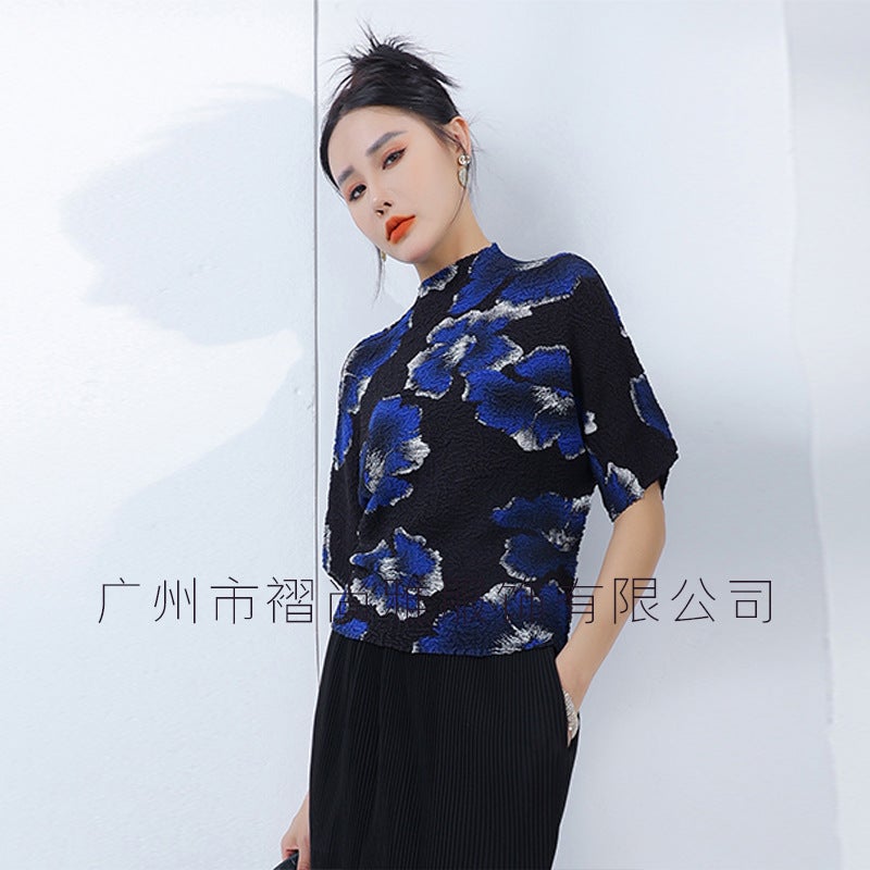 Supply 2024 Spring And Pleated Printed Contrast Color T-Shirt Temperament Age-Reducing Loose Pleated Slimming Top - Image 5