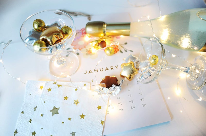 كرات الشوكولاتة الحليب الصلبة مادلين الفاخرة - مغلفة بشكل فردي بورق إيطالي ذهبي وفضي - حلوى العيد 8 أونصات - Image 5