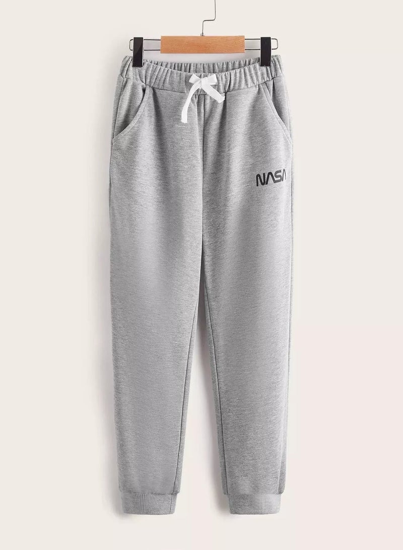 بنطلون رياضي برسومات وأحرف للأولاد - Image 1