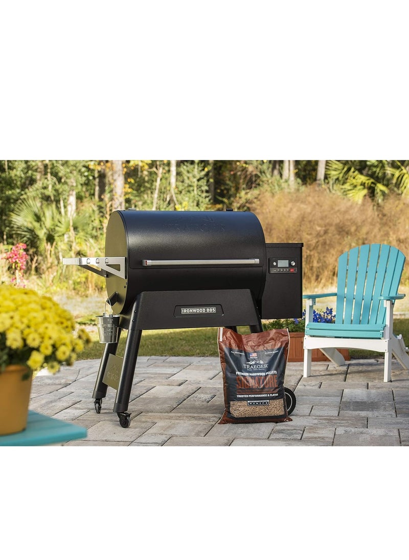 TRAEGER حبيبات الخشب الطبيعية بنسبة 100% من Traeger Grills Signature Blend للمدخنين وشوايات الحبيبات والشواء والخبز والتحميص والشواء، كيس 20 رطلاً  - Image 2