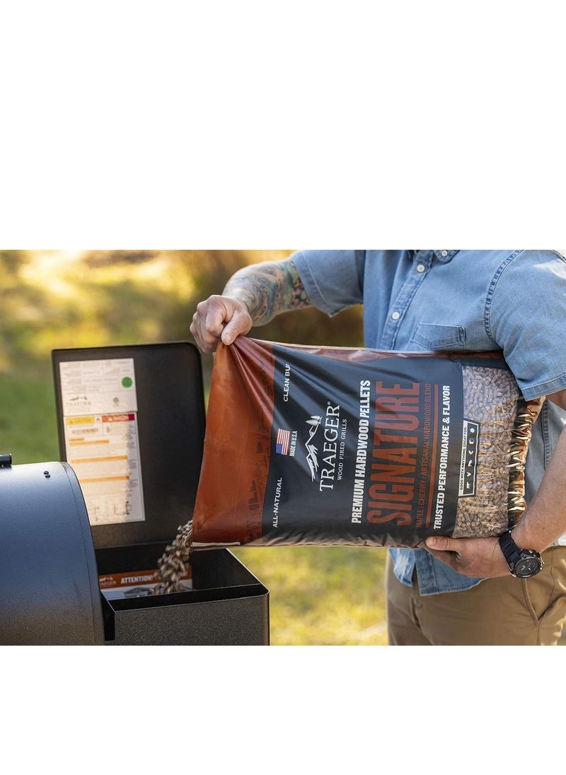 TRAEGER حبيبات الخشب الطبيعية بنسبة 100% من Traeger Grills Signature Blend للمدخنين وشوايات الحبيبات والشواء والخبز والتحميص والشواء، كيس 20 رطلاً  - Image 3