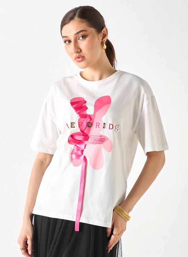 تواكستريمز تيشيرت بياقة ضيّقة وتفاصيل فيونكة بطبعات من تو إكستريمز - Image 1