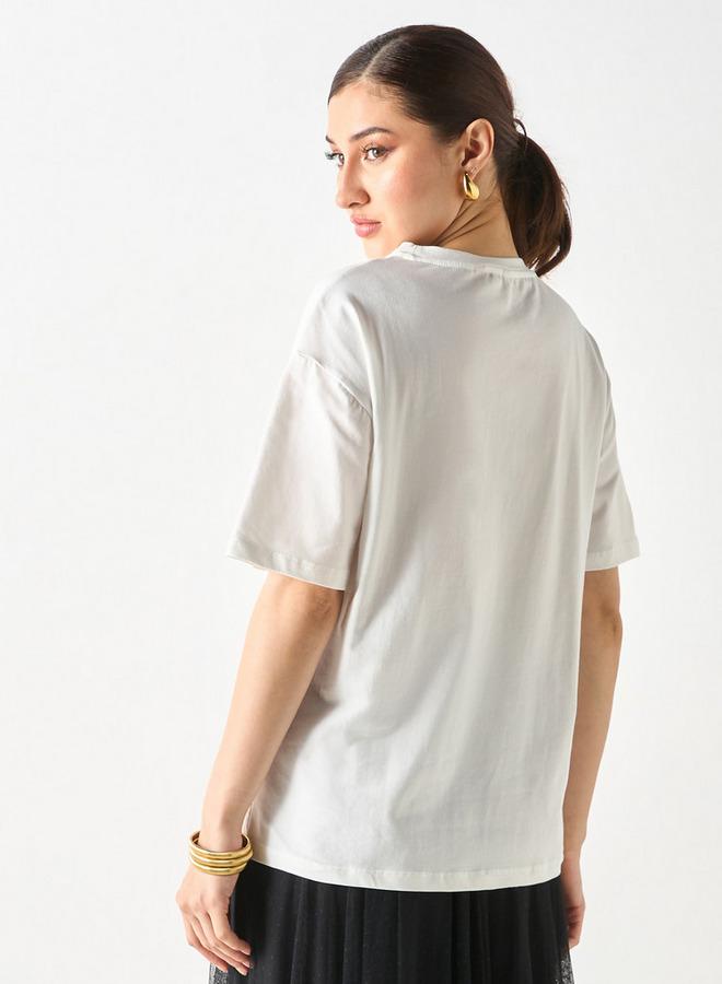 تواكستريمز تيشيرت بياقة ضيّقة وتفاصيل فيونكة بطبعات من تو إكستريمز - Image 3