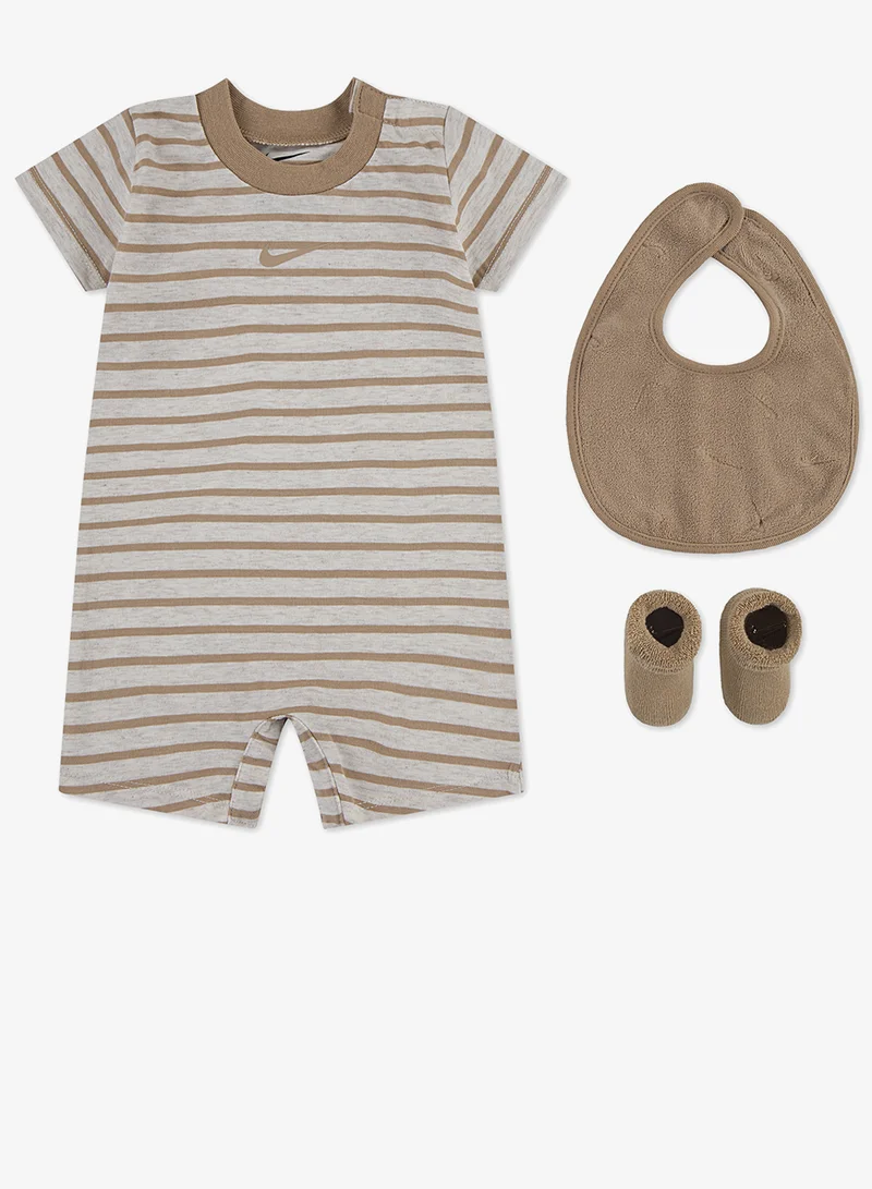 نايكي طقم رومبر تيري للأطفال حديثي الولادة  قطع