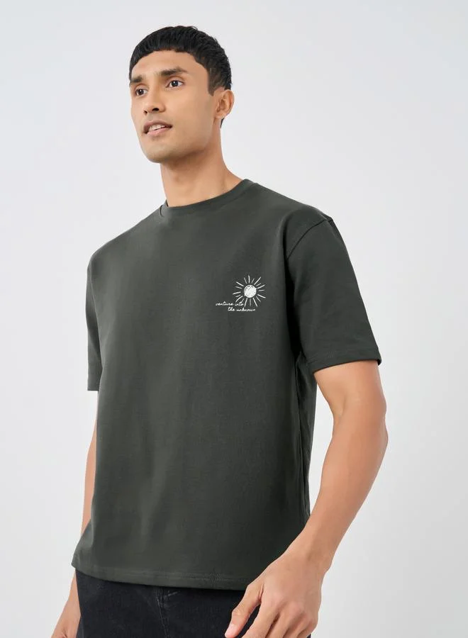 ستايلي تيشيرت ستايلي بطبعة جرافيك بياقة دائرية مقاس كبير