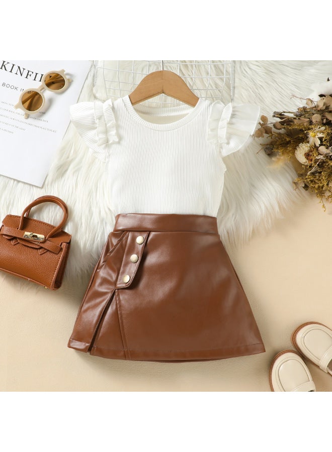 طقم بنات بلون الأبيض من قطعتين، قميص بأكمام طائرة مطوي، تنورة جلد صناعي بأزرار وهمية
