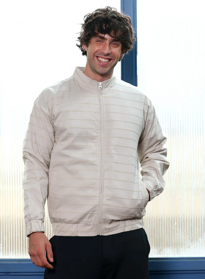 كامبوس سوترا جاكيت بومبر رجالي بنقشة جاكار مبطنة بياقة دائرية وأكمام طويلة بأساور مطاطية وسحاب وحافة مستقيمة مطاطية بنقشة خطوط جاكار منسوجة للاستخدام اليومي والكاجوال بلون رمادي فاتح