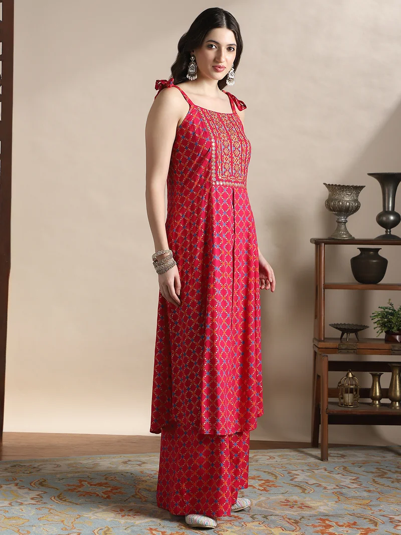 جلو باص طقم كورتا بالازو نسائي مطرز باللون الوردي بتفاصيل عملات معدنية وحمالات ربط وطبعات فويل وفتحة أمامية